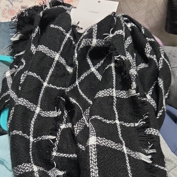 Cozy Black Windowpane Plaid Fringe Scarf - Women's Accessory - Picture 2 of 2